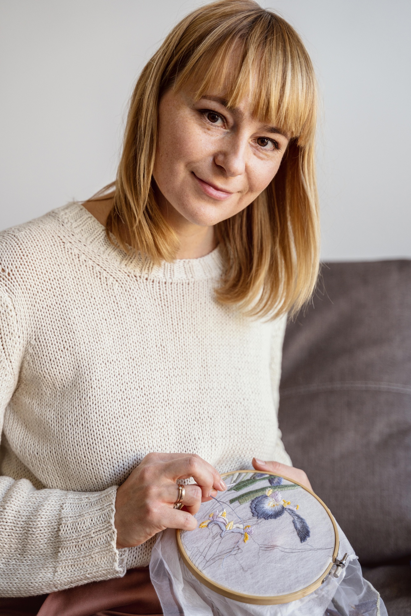 Instruktorka Anna, specjalistka haftu roślinnego